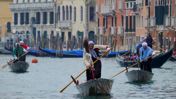 Aksi Para Penyihir Balapan Perahu di Festival Epifani Venesia