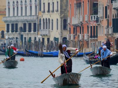 Aksi Para Penyihir Balapan Perahu di Festival Epifani Venesia