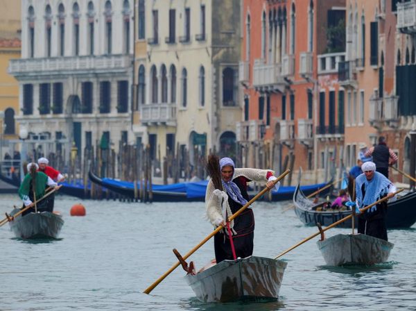 Aksi Para Penyihir Balapan Perahu di Festival Epifani Venesia