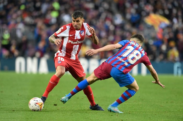 Atletico Madrid's Argentine forward Angel Correa (L) vies with Barcelona's Spanish defender Jordi Alba during the Spanish league football match between FC Barcelona and Club Atletico de Madrid at the Camp Nou stadium in Barcelona on February 6, 2022. (Photo by Josep LAGO / AFP)