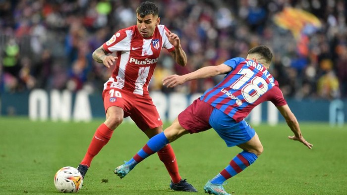 Atletico Madrids Argentine forward Angel Correa (L) vies with Barcelonas Spanish defender Jordi Alba during the Spanish league football match between FC Barcelona and Club Atletico de Madrid at the Camp Nou stadium in Barcelona on February 6, 2022. (Photo by Josep LAGO / AFP)