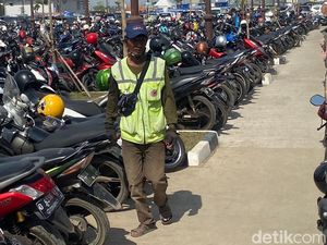Warga Raup Cuan dari Lahan Parkir Masjid Al Jabbar