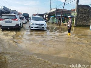 Blega Bangkalan Banjir Lagi, Macet di Jalan Sampai 2 Kilometer Blega Bangkalan Banjir Lagi, Macet di Jalan Sampai 2 Kilometer