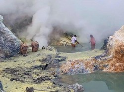 Penambang Belerang Boleh Dekati Kawah Ijen, Wisatawan Nggak Boleh Iri
