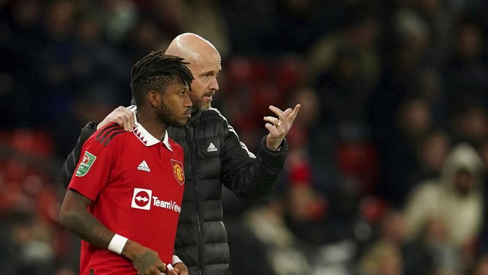 Manchester United's head coach Erik ten Hag, right gestures as he speaks to substitute Manchester United's Fred during the English League Cup 4th round soccer match between Manchester United and Burnley, at Old Trafford in Manchester, England Wednesday, Dec. 21, 2022. (AP Photo/Dave Thompson)