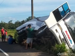 Bus Rombongan Hajatan Masuk Selokan di Jatinom Klaten