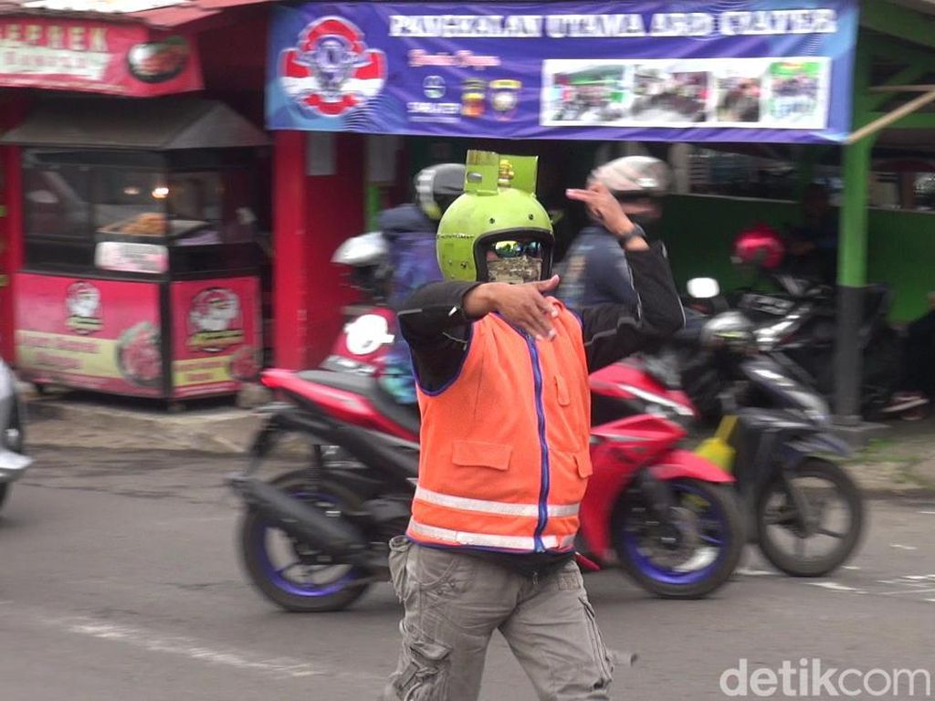 Joget dan Helm Gas Melon Cara Jukir Hibur Pengendara di Subang