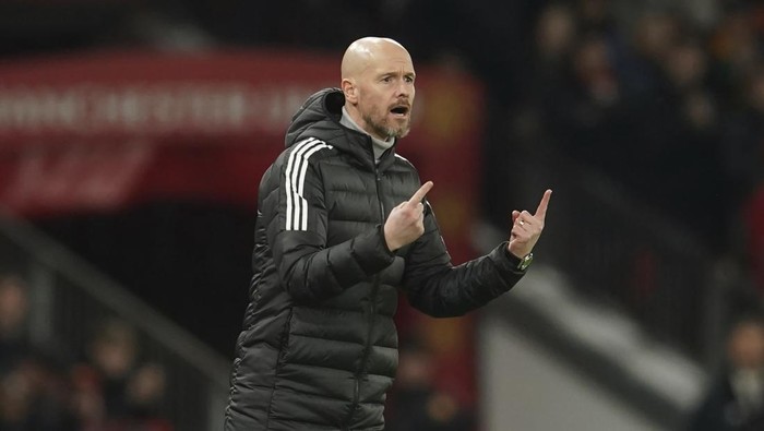 Manchester Uniteds head coach Erik ten Hag directs his players during the English FA Cup soccer match between Manchester United and Everton at Old Trafford in Manchester, England, Friday, Jan. 6, 2023. (AP Photo/Dave Thompson)