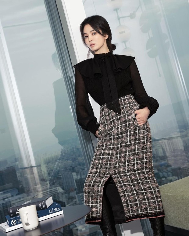 Gaya feminin ala Song Hye Kyo. Foto: Instagram.com/kyo1122