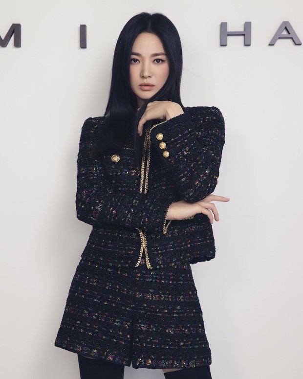 Gaya feminin ala Song Hye Kyo. Foto: Instagram.com/kyo1122
