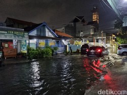 Hujan 1 Jam Lebih Bikin Kawasan Gubeng Kertajaya Tergenang