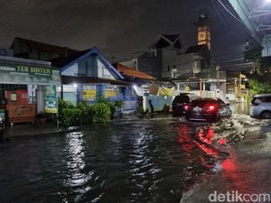 Hujan 1 Jam Lebih Bikin Kawasan Gubeng Kertajaya Tergenang Hujan 1 Jam Lebih Bikin Kawasan Gubeng Kertajaya Tergenang