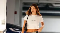 Potret Hailey Bieber Sindir Netizen Pakai Kaus Nepo Baby