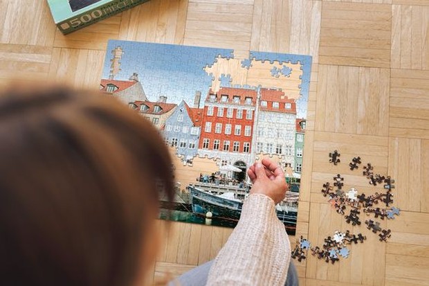 ilustrasi permianan puzzle yang menjadi salah satu contoh aktivitas memori