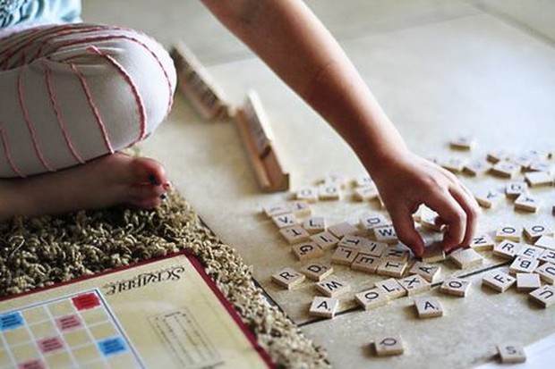 Ilustrasi kegiatan kontrol ekskutif/ Foto: Pinterest.com/ Ashley Hackshaw ilustrasi permainan scrabble yang termasuk dari pengendalian kontrol ekskutif