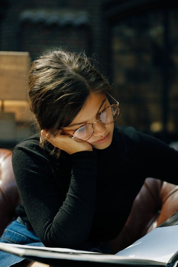 Ilustrasi membaca buku menambah literasi/ Foto: Pinterest.com/ M A L D I C I Ó N: Photo ilutrasi seseorang yang membuka pengetahuan baru melalui baca buku