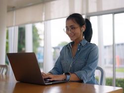 Rekomendasi Laptop Sharp untuk Dukung Aktivitas Kerja Hybrid