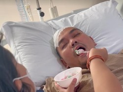 Indra Bekti Tutup Mata saat Disuapi Anak, Istri: Masih Buram