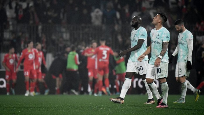 Inter Milans Belgian forward Romelu Lukaku (L), Inter Milans Argentinian forward Lautaro Martinez and Inter Milans Italian midfielder Roberto Gagliardini (R) react after Mozan scored a second goal to bring the match to a 2-2 draw, during the Italian Serie A football match between AC Monza and Inter Milan at the Stadio Brianteo Stadium in Monza on January 7, 2023. (Photo by Filippo MONTEFORTE / AFP)