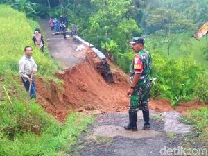 Jalan Desa di Panawangan Ciamis Putus Terbawa Longsor