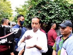 Jokowi Tersenyum Jawab soal Reshuffle Kabinet: Segera