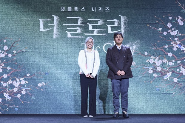 Kim Eun Sook dan Ahn Gil Ho untuk The Glory/ Foto: instagram.com/netflixkr
