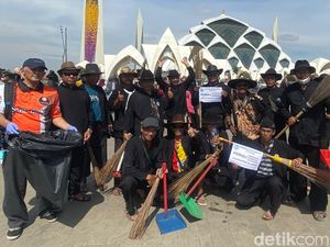 Aksi Bapak-bapak Gowes Bersihkan Sampah di Masjid Al Jabbar
