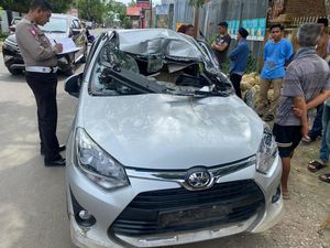 Minibus Tabrak Truk di Bone, Sopir Wanita Luka-Dilarikan ke RS