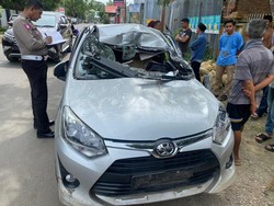 Minibus Tabrak Truk di Bone, Sopir Wanita Luka-Dilarikan ke RS