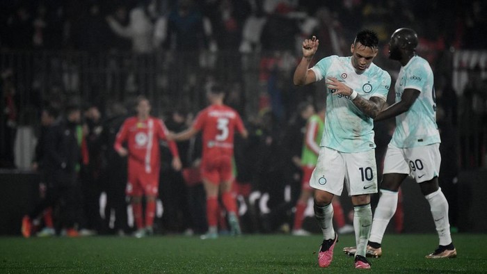 Inter Milans Argentinian forward Lautaro Martinez (L) and Inter Milans Belgian forward Romelu Lukaku react after their 2-2 draw with Monza in the Italian Serie A football match between AC Monza and Inter Milan at the Stadio Brianteo Stadium in Monza on January 7, 2023. (Photo by Filippo MONTEFORTE / AFP)