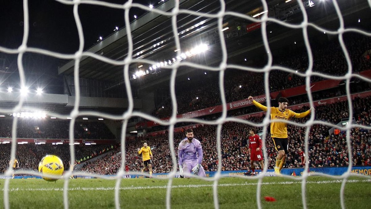 Alisson Becker melakukan blunder dalam hasil seri Liverpool vs Wolverhampton 2-2 di Piala FA. (Foto: REUTERS/PHIL NOBLE)