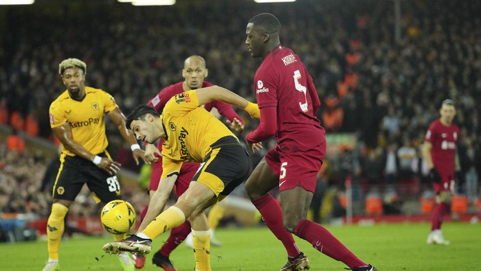 Pemain Liverpool Ibrahima Konate, kanan, mencabar Wolverhampton Wanderers Ruben Neves semasa perlawanan bola sepak Piala FA Inggeris antara Liverpool dan Wolverhampton Wanderers di Anfield di Liverpool, England Sabtu, Jan. 7, 2023 (AP Photo/Jon Super)