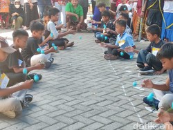 Manfaat Lato-lato untuk Anak: Latih Mata,Tangan-Perkembangan Motorik Halus