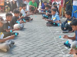 Manfaat Lato-lato untuk Anak: Latih Mata,Tangan-Perkembangan Motorik Halus Manfaat Lato-lato untuk Anak: Latih Mata,Tangan-Perkembangan Motorik Halus