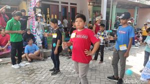 Sederet Gaya Bocah Saat Lomba Lato-lato di Sidoarjo
