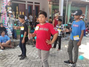 Sederet Gaya Bocah Saat Lomba Lato-lato di Sidoarjo Sederet Gaya Bocah Saat Lomba Lato-lato di Sidoarjo