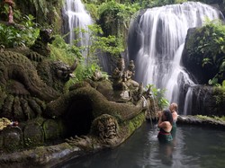 Melukat di Taman Beji Griya Waterfall: Lokasi, Tiket Masuk, Tips Berkunjung