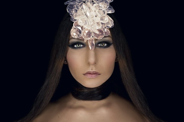 Memakai eyeliner pensil di bawah mata