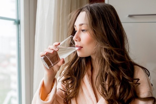 Perbanyak minum air putih untuk membantu menghidrasi kulit agar tampak segar dan sehat