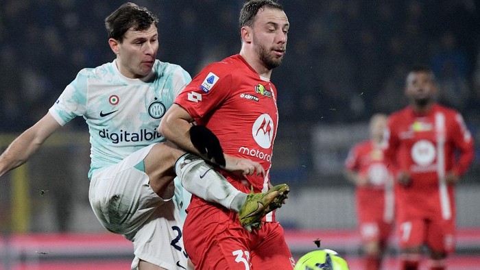 Inter Milans Italian midfielder Nicolo Barella (L) fights for the ball against Monzas Brazilian defender Carlos Augusto during the Italian Serie A football match between AC Monza and Inter Milan at the Stadio Brianteo Stadium in Monza on January 7, 2023. (Photo by Filippo MONTEFORTE / AFP)
