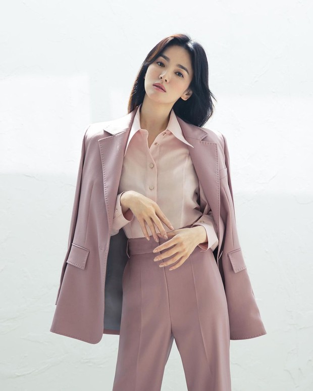 Outfit ke kantor ala Song Hye Kyo. Foto: Instagram.com/ kyo1122