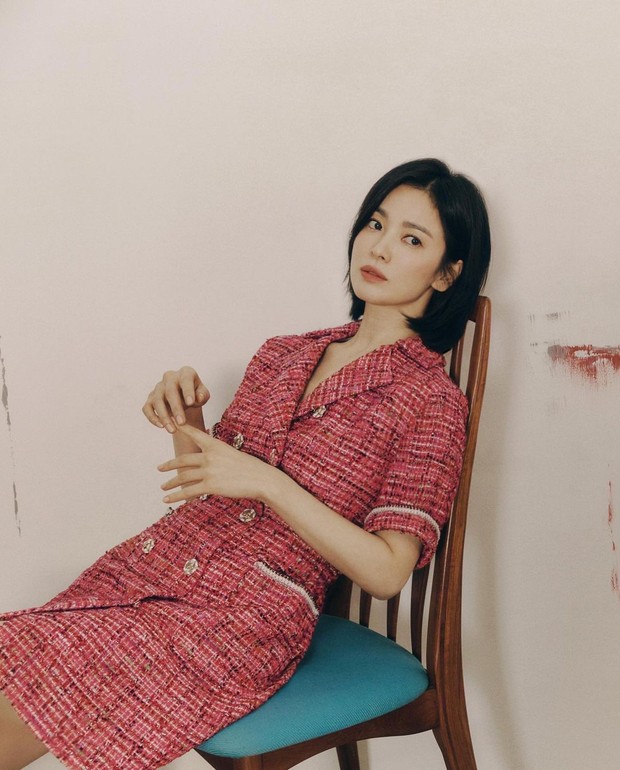 Outfit ke kantor ala Song Hye Kyo. Foto: Instagram.com/ kyo1122