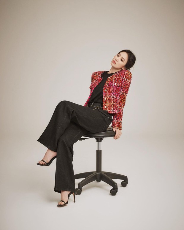 Outfit ke kantor ala Song Hye Kyo. Foto: Instagram.com/ kyo1122