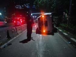 Mobil Pajero Terguling di Jembatan Besi Jakbar
