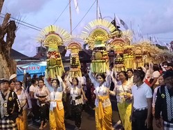 Parade Gebogan Meriahkan Ngerobok di Kerobokan