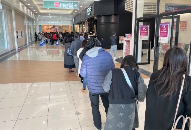 Pelanggan Rela Antre Satu Jam Demi Dapat Menu Spesial di Beard Papa