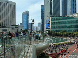 Cobalah Nongkrong di Halte Bundaran HI, Sekali Saja