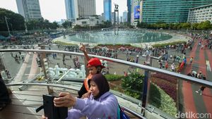 Potret Warga Serbu Anjungan Halte Bundaran HI untuk Berfoto