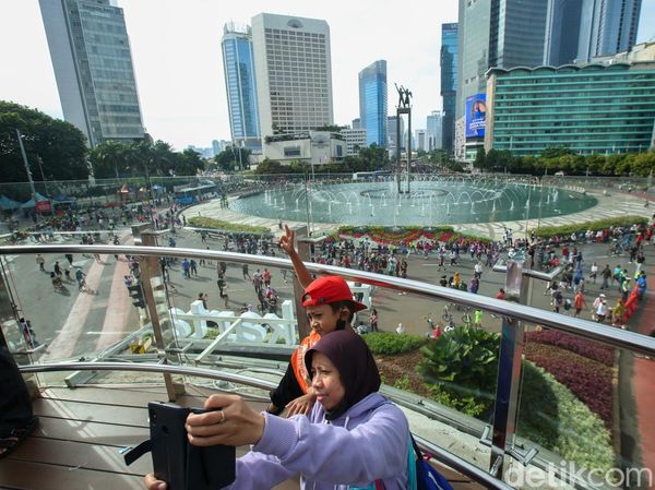 Potret Warga Serbu Anjungan Halte Bundaran HI untuk Berfoto