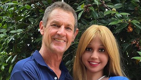 8 Foto Pria Hidup Bersama Boneka Seks, Berawal Dari Patah Hati Batal Nikah